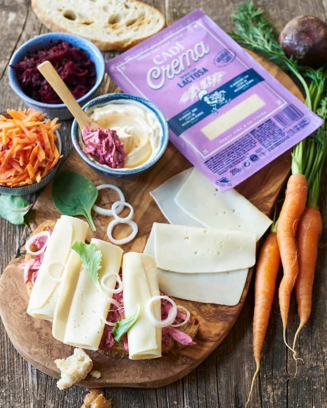 Llescats Cadí, els imprescindibles per l’estiu! ☀️🥪

Quan arriba la calor, ve de gust menjar fresc, fàcil i sense complicacions. El Cadí Crema Sense Lactosa Llescat és el formatge perfecte per preparar entrepans, berenars o plats ràpids amb tot el sabor… i sense lactosa! ✅

Amb un gust làctic suau, una textura tendra i el seu característic aroma a nata, aquest llescat s’adapta a qualsevol moment del dia. I a més, està elaborat amb llet fresca del Pirineu 🐄⛰️.

Ideal per portar a la platja, a l’oficina o per fer un pícnic improvisat a l’ombra 🧺🌳.
Perquè l’estiu també és per gaudir sense renúncies.

I tu, com prepares els teus àpats amb els llescats Cadí?👇💬

...

¡Loncheados Cadí, los imprescindibles del verano! ☀️🥪

Cuando llega el calor, apetece comer fresco, fácil y sin complicaciones. El Cadí Crema Sin Lactosa Loncheado es el queso perfecto para preparar bocadillos, meriendas o platos rápidos con todo el sabor… ¡y sin lactosa! ✅

Con un gusto láctico suave, una textura tierna y su característico aroma a nata, este loncheado se adapta en cualquier momento del día. Y además, está elaborado con leche fresca del Pirineo 🐄⛰️.

Ideal para llevar a la playa, a la oficina o para hacer un picnic improvisado en la sombra 🧺🌳.
Porque el verano también es para disfrutar sin renuncias.

Y tú, ¿como preparas tus comidas con los rebanados Cadí?👇💬