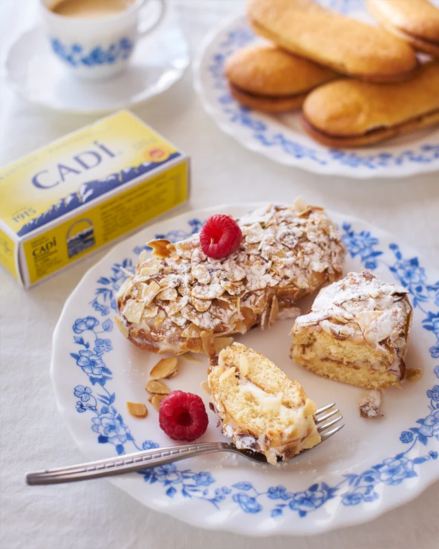 Mini Saras exprés amb Mantega Cadí 💛

Hi ha sabors que ens porten directament a la cuina de casa, als berenars d’infantesa o als dolços casolans fets amb amor. La Mini Saras exprés és això: una recepta ràpida, deliciosa i plena de records. I si hi ha un ingredient que fa que surtin espectaculars, és la Mantega Cadí. 🧈

Amb la seva textura cremosa i el gust ric de la llet del Pirineu, la nostra mantega amb DOP aporta aquell toc inconfusible de qualitat i autenticitat que eleva qualsevol elaboració.

T'animes a fer-la? Explica’ns quin és el teu dolç preferit amb Mantega Cadí! 👇

Recepta a l'enllaç del perfil!🔗

...

Mini Saras exprés con Mantequilla Cadí 💛

Hay sabores que nos llevan directamente a la cocina de casa, a las meriendas de niñez o a los dulces caseros hechos con amor. La Mini Saras exprés es esto: una receta rápida, deliciosa y llena de recuerdos. Y si hay un ingrediente que hace que salgan espectaculares, es la Mantequilla Cadí. 🧈

Con su textura cremosa y el gusto rico de la leche del Pirineo, nuestra mantequilla con DOP aporta el toque inconfundible de calidad y autenticidad que eleva cualquier elaboración.

¿Te animas a hacerla? ¡Explícanos cuál es tu dulce preferido con Mantequilla Cadí! 👇

¡Receta en el enlace del perfil!🔗