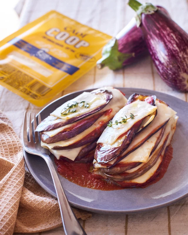 Albergínia al forn amb formatge Cadí Coop: lleugeresa amb tot el gust! 💛

Busques una recepta senzilla, saborosa i perfecta per a l’estiu? Aquesta albergínia al forn amb formatge Cadí Coop ho té tot ✅

Un formatge suau, tendre, amb menys greix i sal, però amb tot el gust làctic i l’essència del Pirineu 🏔️.
Es fon a la perfecció i dona un toc elàstic i equilibrat que transforma cada mos en un plaer lleuger 😋

Una manera deliciosa de cuinar al forn sense renunciar al sabor ni a la qualitat de Cadí.

🔗 Troba la recepta al nostre perfil!

👇 I tu, com faries servir el Cadí Coop Llescat a la cuina? Explica’ns-ho als comentaris!

...

Berenjena al horno con queso Cadí Coop: ¡ligereza con todo el gusto! 💛

¿Buscas una receta sencilla, sabrosa y perfecta para el verano? Esta berenjena al horno con queso Cadí Coop lo tiene todo ✅

Un queso suave, tierno, con menos grasa y sal, pero con todo el gusto láctico y la esencia del Pirineo 🏔️.
Se funde a la perfección y le da un toque elástico y equilibrado que transforma cada bocado en un placer ligero 😋

Una manera deliciosa de cocinar al horno sin renunciar al sabor ni a la calidad de Cadí.

🔗 Encuentra la receta en nuestro perfil!

👇 Y tú, ¿como usarías el Cadí Coop Loncheado en la cocina? ¡Explícanoslo a los comentarios!
