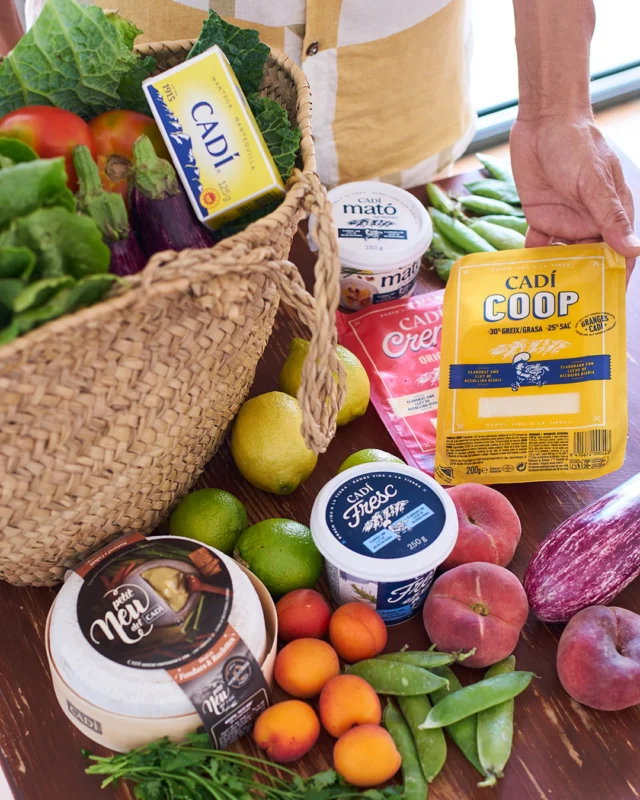 Fer la compra no és només omplir la nevera: és escollir productes que ens connecten amb l’origen, amb el territori i amb els sabors que reconeixem com a nostres.

A la nostra cistella no hi falten els bàsics de sempre:
🧀 El Petit Neu del Cadí, perfecte per compartir
🥪 Els Llescats, per entrepans plens d’autenticitat
🧈 La Mantega Cadí DOP, que eleva qualsevol esmorzar
🍽️ I els Frescos de Cadí, ideals per a plats lleugers i saborosos

Cada producte porta amb ell un tros de Pirineu, d’ofici i de compromís.

I tu, quin producte Cadí no falta mai a la teva cistella? T'escoltem! 👇

...

Hacer la compra no es solo llenar la nevera: es escoger productos que nos conectan con el origen, con el territorio y con los sabores que reconocemos como nuestros.

En nuestra cesta no faltan los básicos de siempre:
🧀 El Petit Neu del Cadí, perfecto para compartir
🥪 Los Loncheados, por bocadillos llenos de autenticidad
🧈 La Mantequilla Cadí DOP, que eleva cualquier almuerzo
🍽️ Y los Frescos de Cadí, ideales para platos ligeros y sabrosos

Cada producto lleva con él un trozo de Pirineo, de oficio y de compromiso.

Y tú, ¿qué producto Cadí no falta nunca en tu cesta? ¡Te escuchamos! 👇
