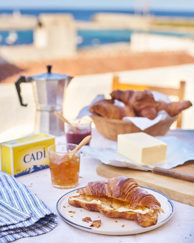 Els matins d’estiu tenen un encant especial: la llum suau, l’aire fresc i aquell moment de calma amb un bon esmorzar. I si hi ha un ingredient que no pot faltar, és la Mantega Cadí: cremosa, aromàtica i amb una textura untuosa que es fon al paladar.

Sobre una llesca de pa acabat de torrar amb melmelada 🍓, dins un croissant tendre 🍽️ o com a base per a postres dolces i lleugeres... la seva suavitat i el seu gust làctic fan que cada mos sigui un petit plaer.

I tu, com gaudeixes de la Mantega Cadí a l’estiu? 👇 T’esperem als comentaris!

...

Las mañanas de verano tienen un encanto especial: la luz suave, el aire fresco y aquel momento de calma con un buen almuerzo. Y si hay un ingrediente que no puede faltar, es la Mantequilla Cadí: cremosa, aromática y con una textura untuosa que se funde al paladar.

Sobre una rebanada de pan acabado de tostar con mermelada 🍓, dentro de un cruasán tierno 🍽️ o como base de postre dulces y ligeras... su suavidad y su gusto láctico hacen que cada bocado sea un pequeño placer.

Y tú, ¿cómo disfrutas de la Mantequilla Cadí en verano? 👇 ¡Te leemos en los comentarios!